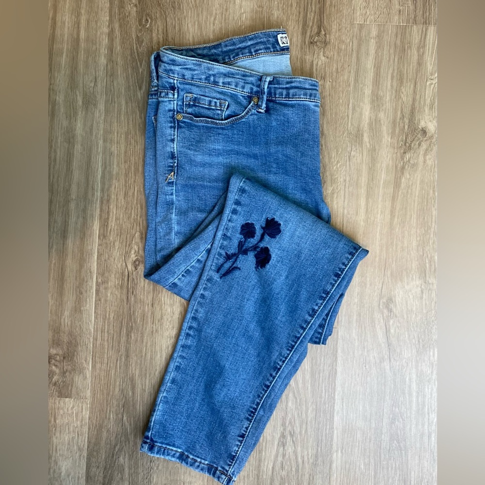 ANNE KLEIN JEANS Skinny Ankle Embroidered Flowers on Front. 5 Pockets,Belt Loops